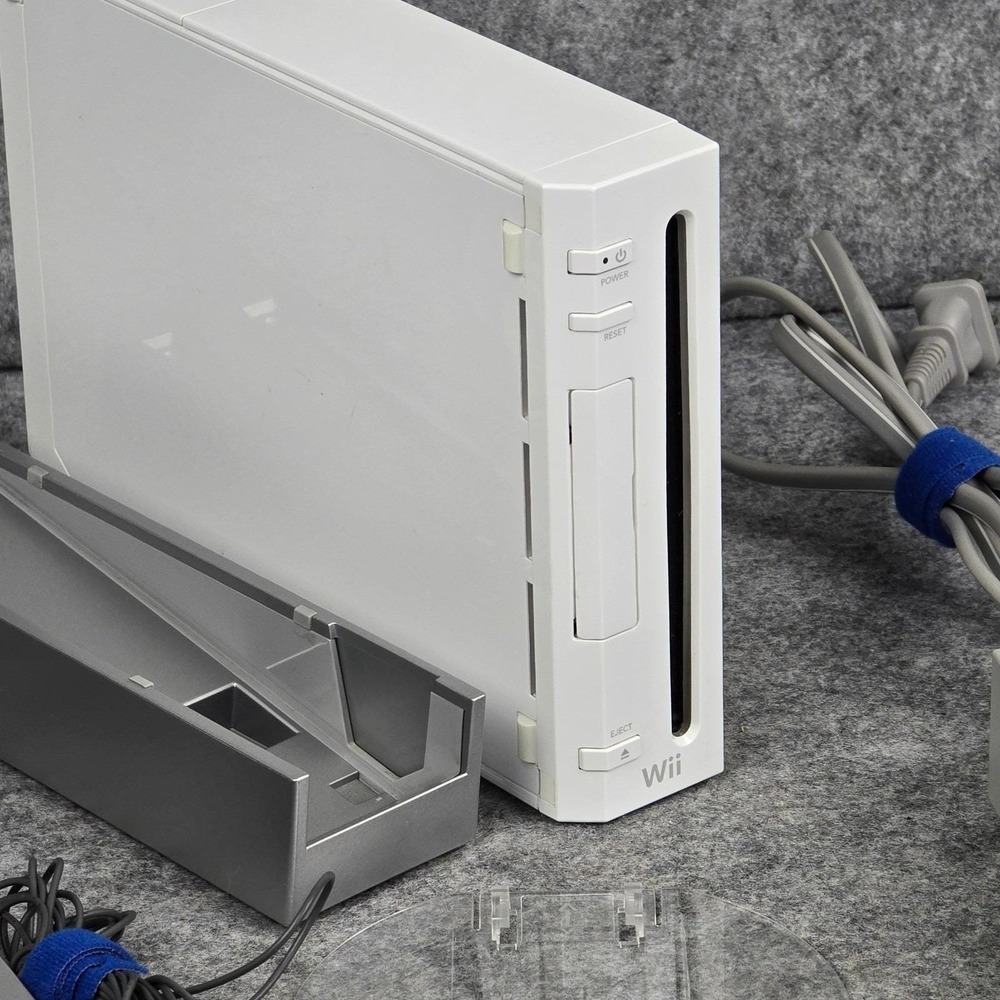 Nintendo Wii Console White RVL-001 GameCube Compatible Bundle Cables Sensor Bar - Picture 2 of 13